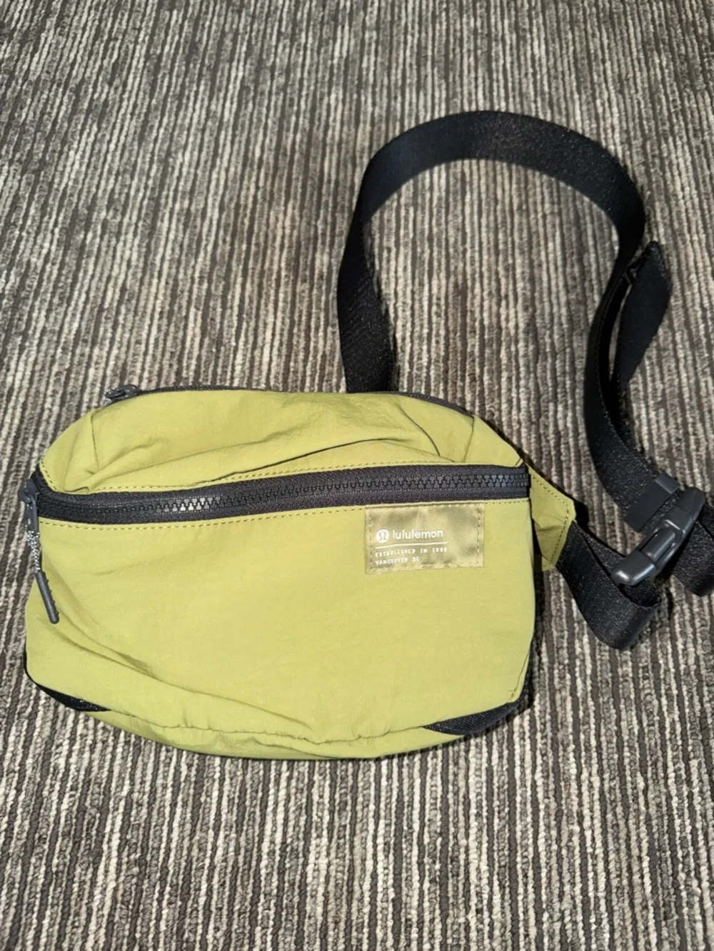 Lululemon Clean Lines Belt Bag 2L Green - Picture 7 of 7